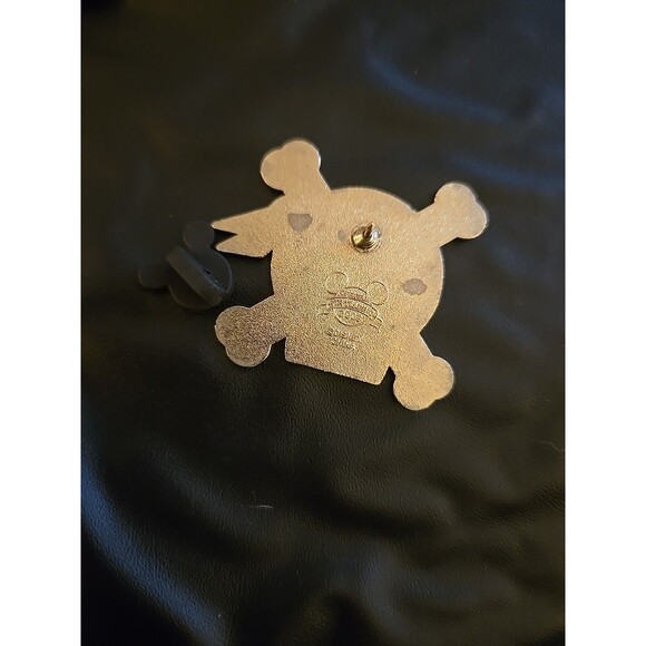 Disney Trading Pin Pirates Of The Caribbean Skull And Crossbones 2006 - Picture 2 of 2